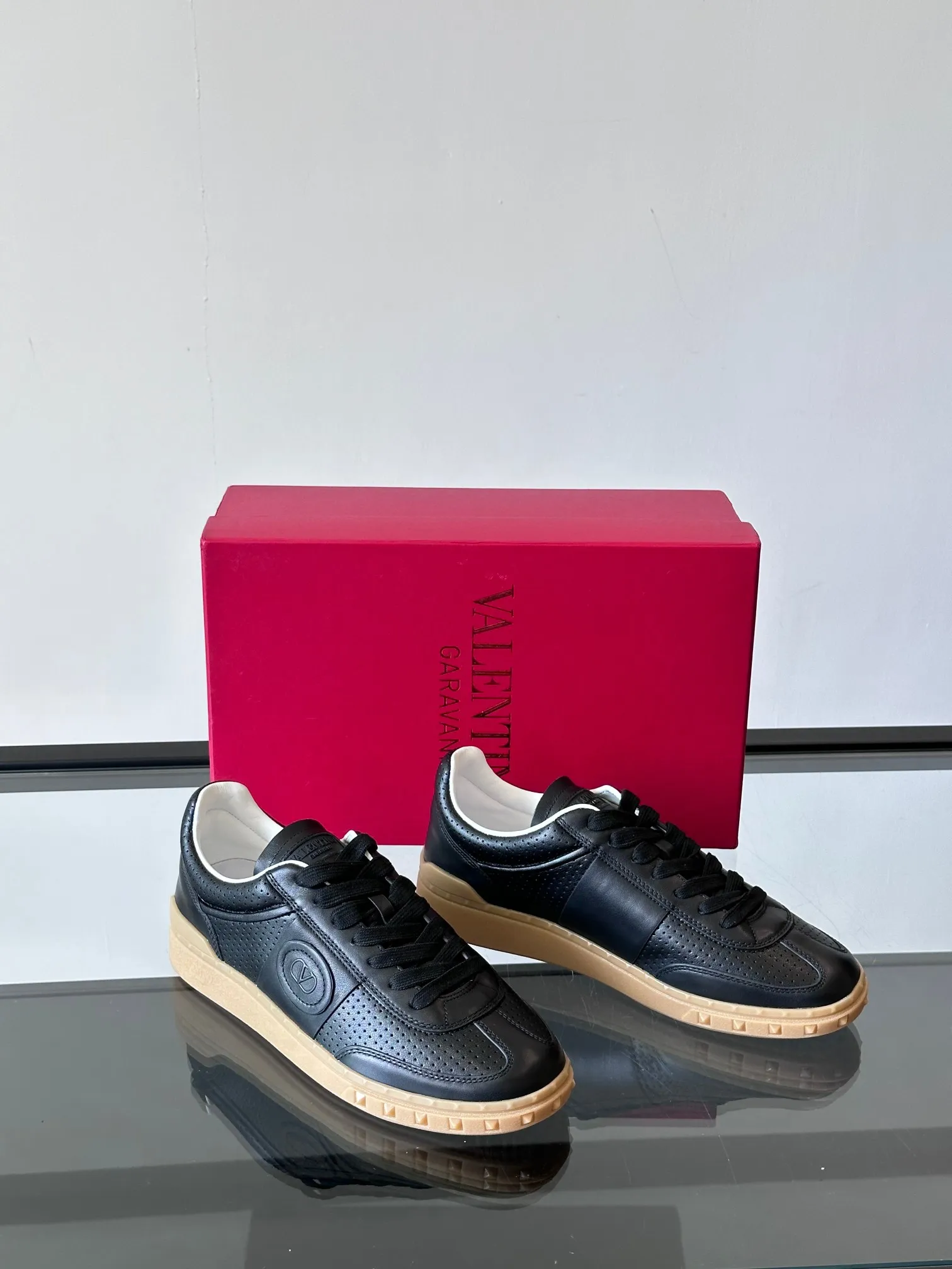 Factory price: 438💰Original quality, top version on the market VALENTINO (Valentino) latest fashion week catwalk [couples 👫 model], unique design, fashionable family specializes in slim feet🔥A fashion product of Baita [strong] Fabric: The toe is made of high mercerized triangular grain cowhide and A-grade full-grain cowhide, original lasting process Inner lining: cowhide lining + men's shoes 💰U hanging mesh feet, heels and tongues decorated with VaIentin* shallow relief oversized rivets Size: 38-44, customized 45
